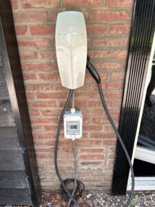 Laadpaal installatie op buitenmuur bij woning in Mierlo