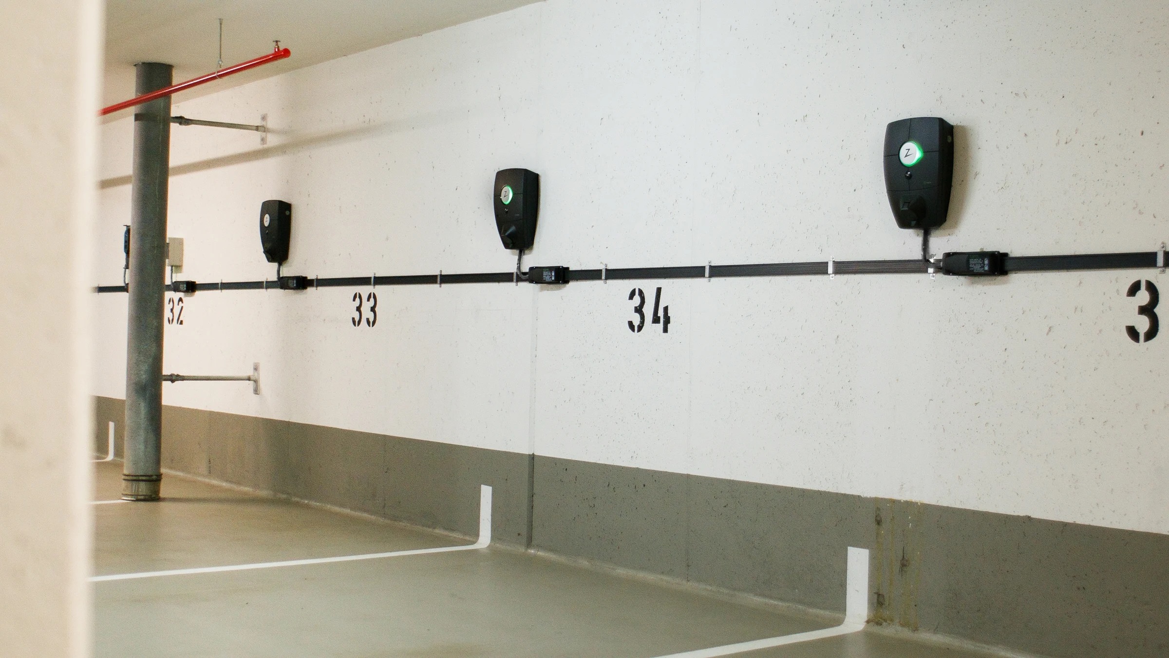 Laadpalen installatie in parkeergarage met meerdere Zappi wallboxen.